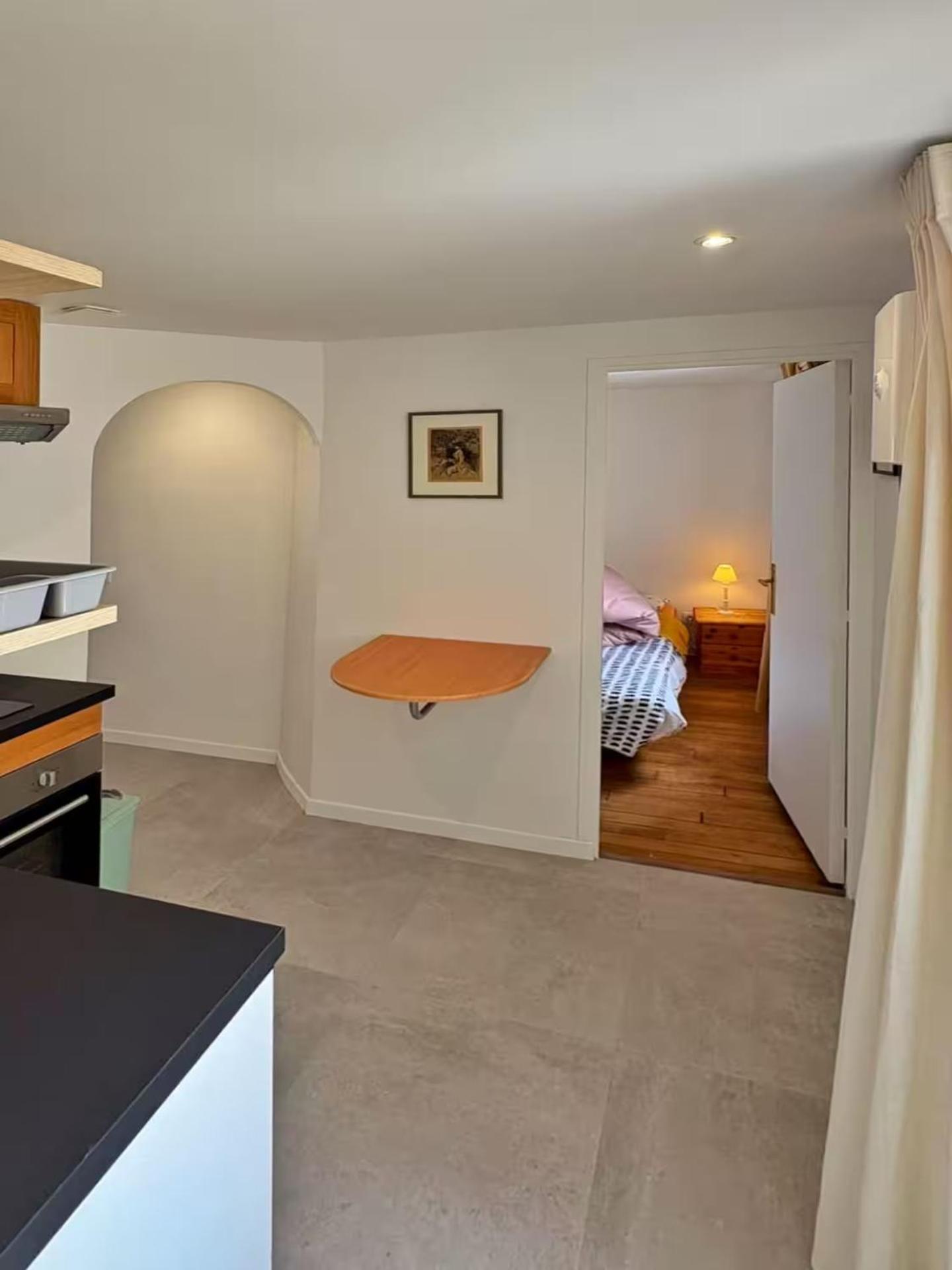 Charming 1 Bedroom Apartment- Center Of *